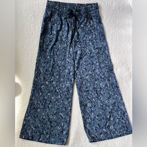NWOT Athleta Womens Size 6 Avenue Wide Leg Crop Pant; navy blue pattern